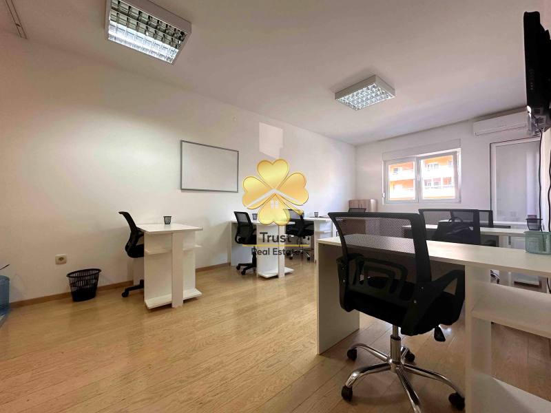 Dvosoban stan opremljen kao kancelarijski prostor, City Kvart, Podgorica, 75m2