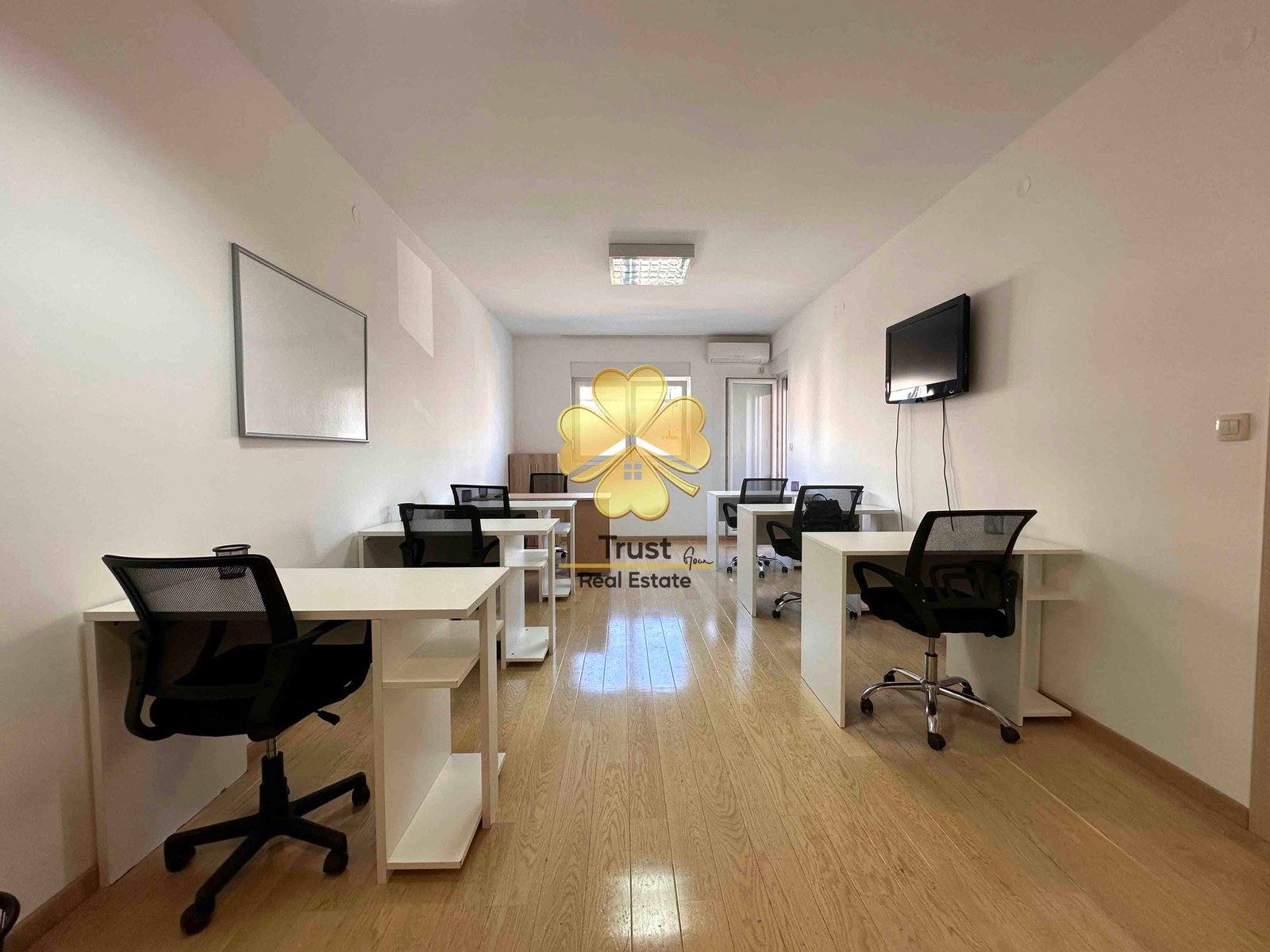 Dvosoban stan opremljen kao kancelarijski prostor, City Kvart, Podgorica, 75m2 — fotografija 2