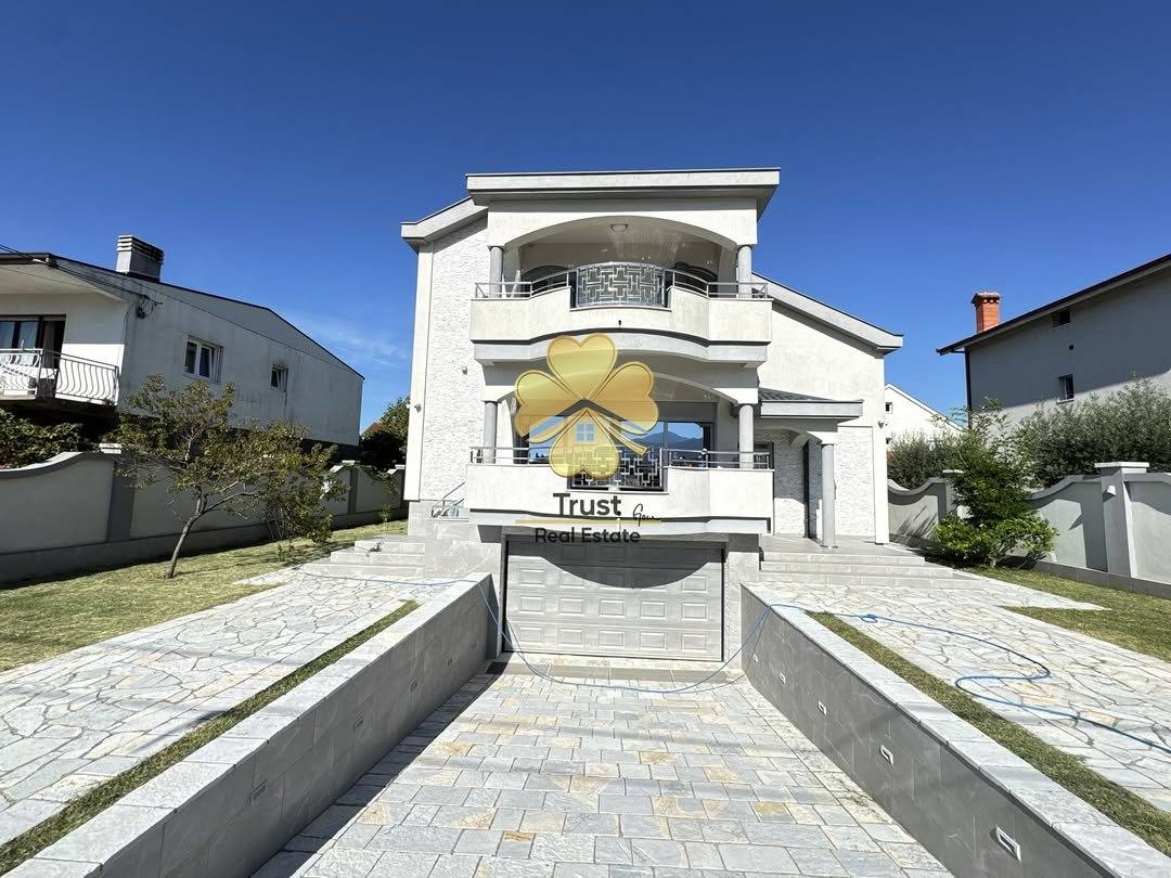 Kuca u naselju Zlatica, Podgorica, 320m2 — fotografija 1