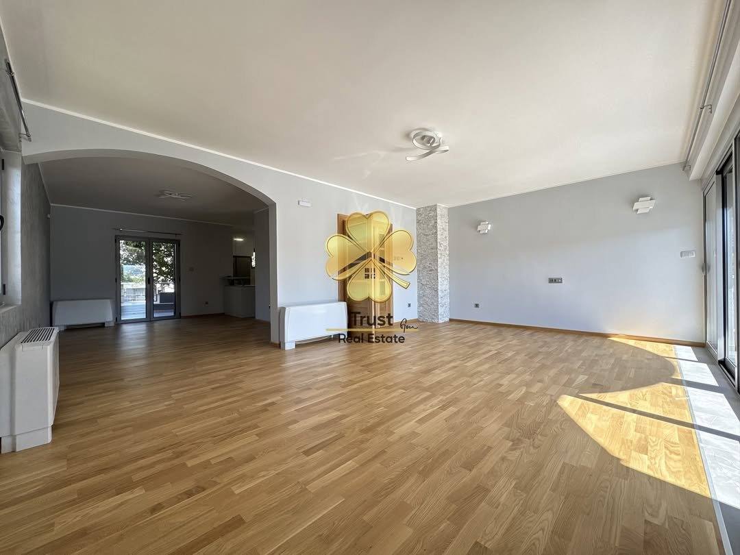 Kuca u naselju Zlatica, Podgorica, 320m2 — fotografija 2