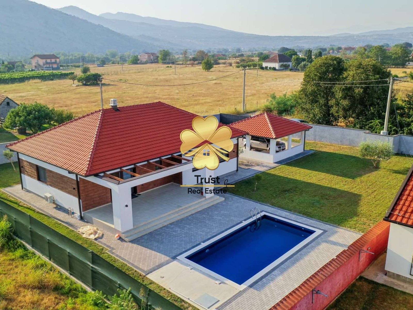 Kuća, Donji Kokoti, 300m2, Podgorica — fotografija 1