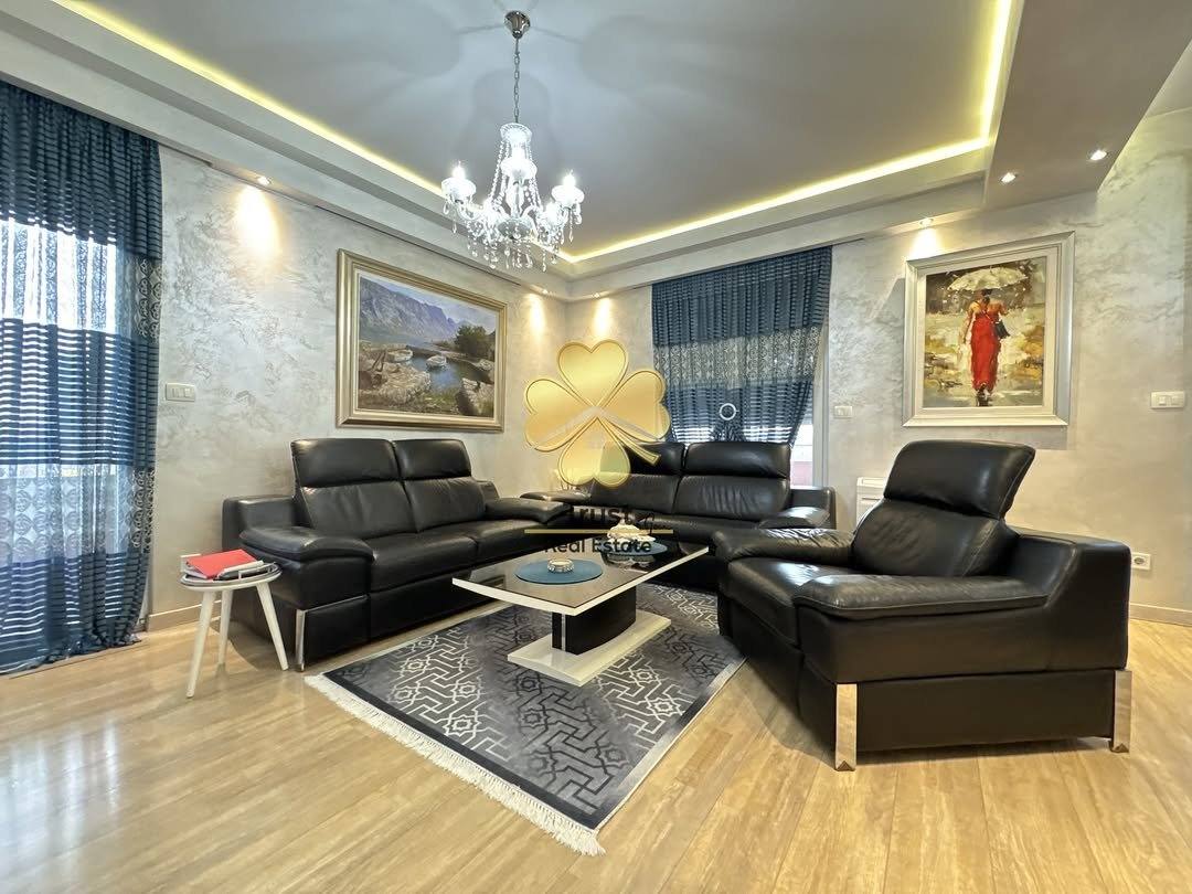 Trosoban stan, Stari Aerodrom, Podgorica, 100m2 — fotografija 1